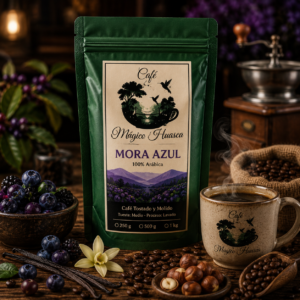 Bolsa verde de Café Mora Azul de Café Mágico Huasca acompañada de moras azules, vainilla, avellanas y una taza de café artesanal.