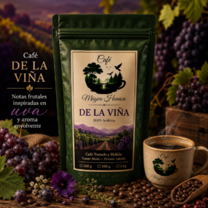 Bolsa de Café De La Viña de Café Mágico Huasca acompañada de uvas moradas frescas, granos de café tostados y una taza de café artesanal sobre una mesa rústica.